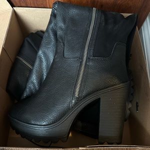 Torrid Knee High side zip Boots Size 9